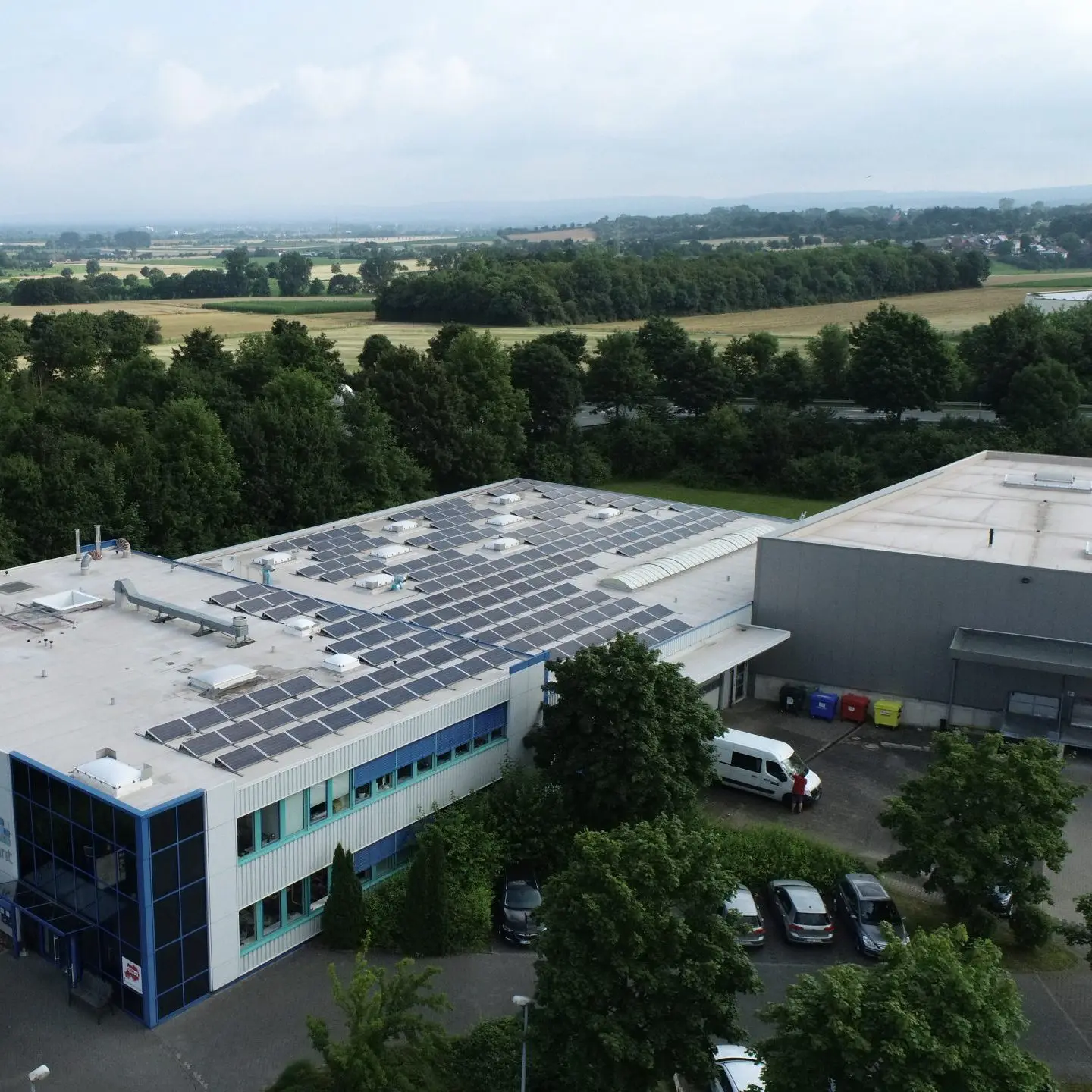 Firmengebäude mit PV-Anlage auf dem Flachdach