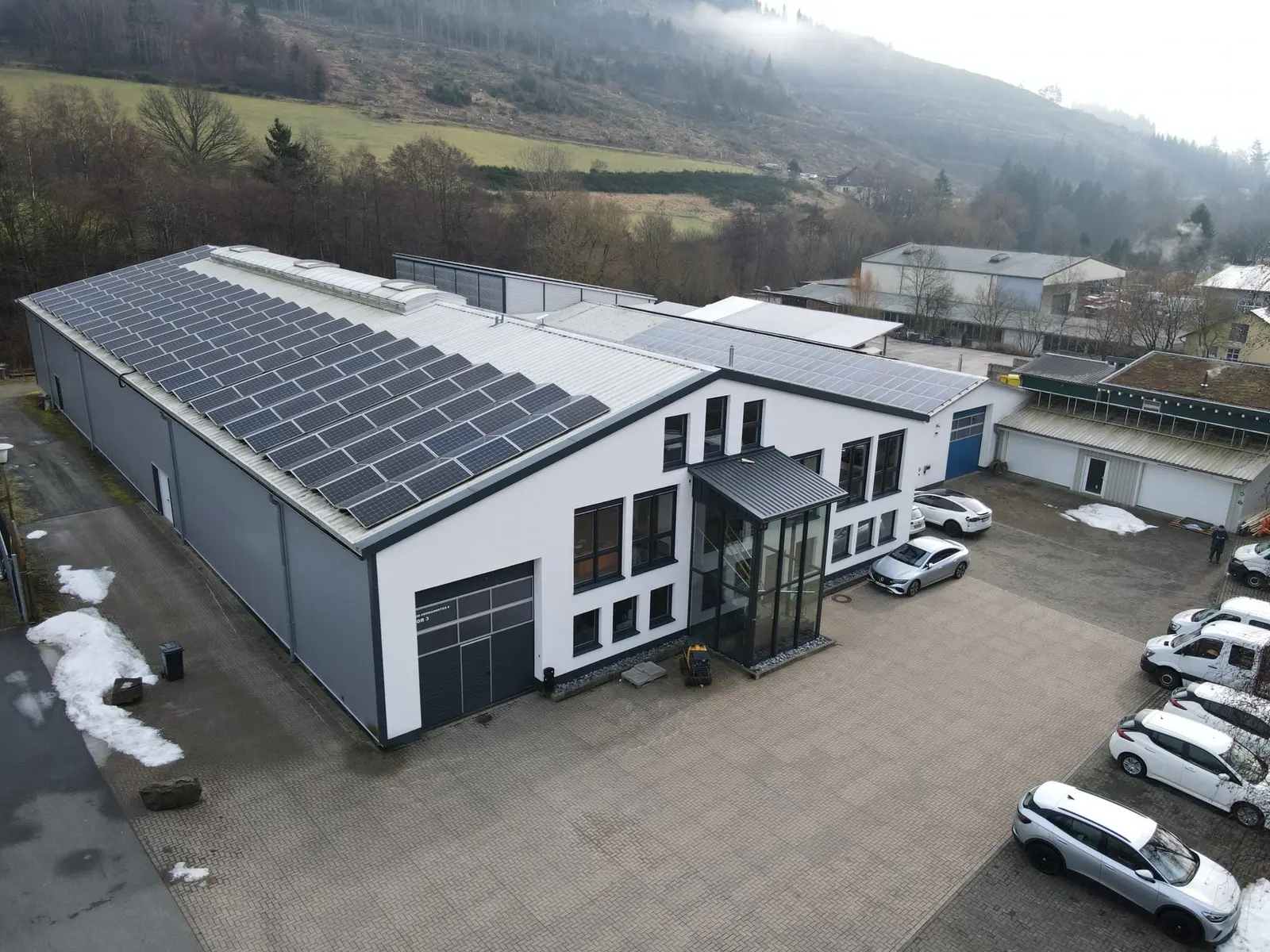 Firmengebäude mit PV-Dachanlage