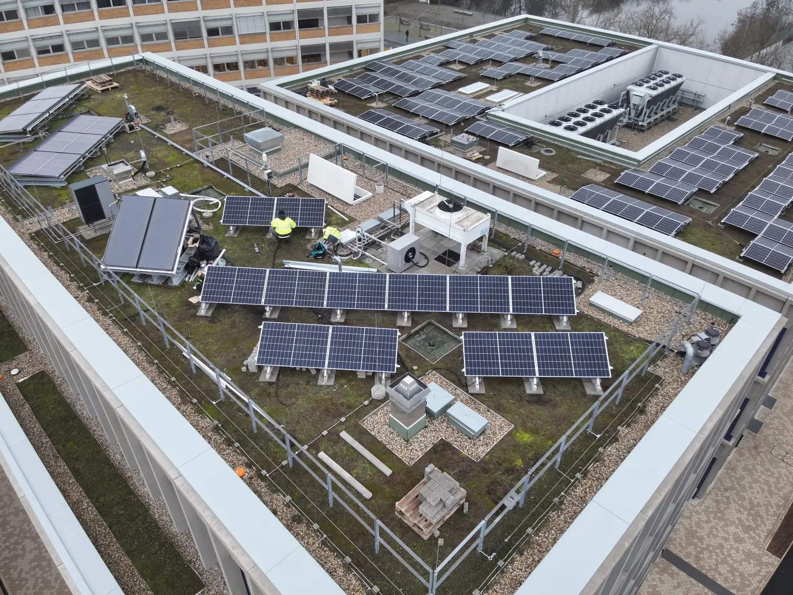 Montage einer aufgeständerten PV-Anlage auf einem Flachdach