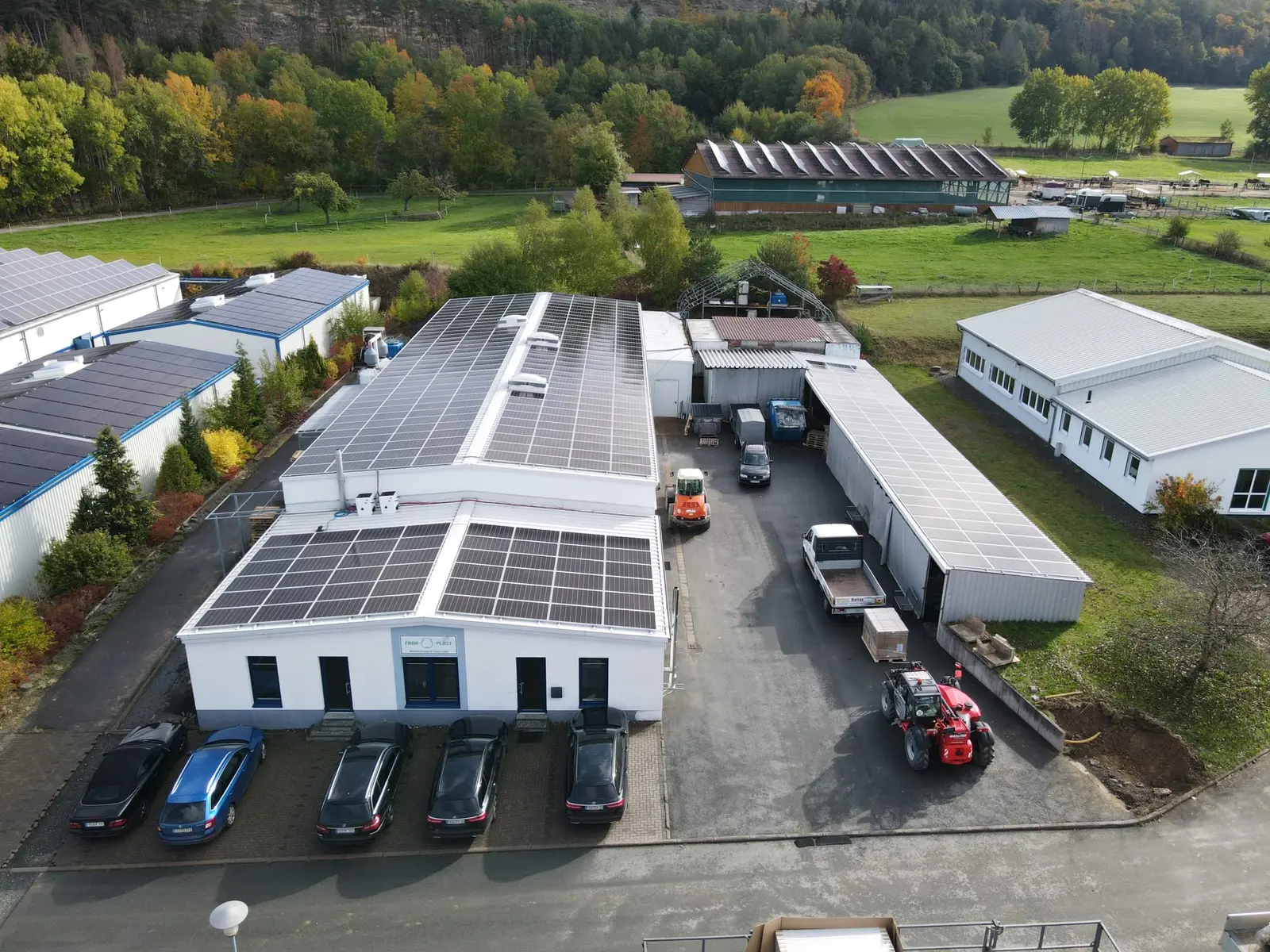 Gewerbebetrieb mit PV-Anlagen auf mehreren Dächern