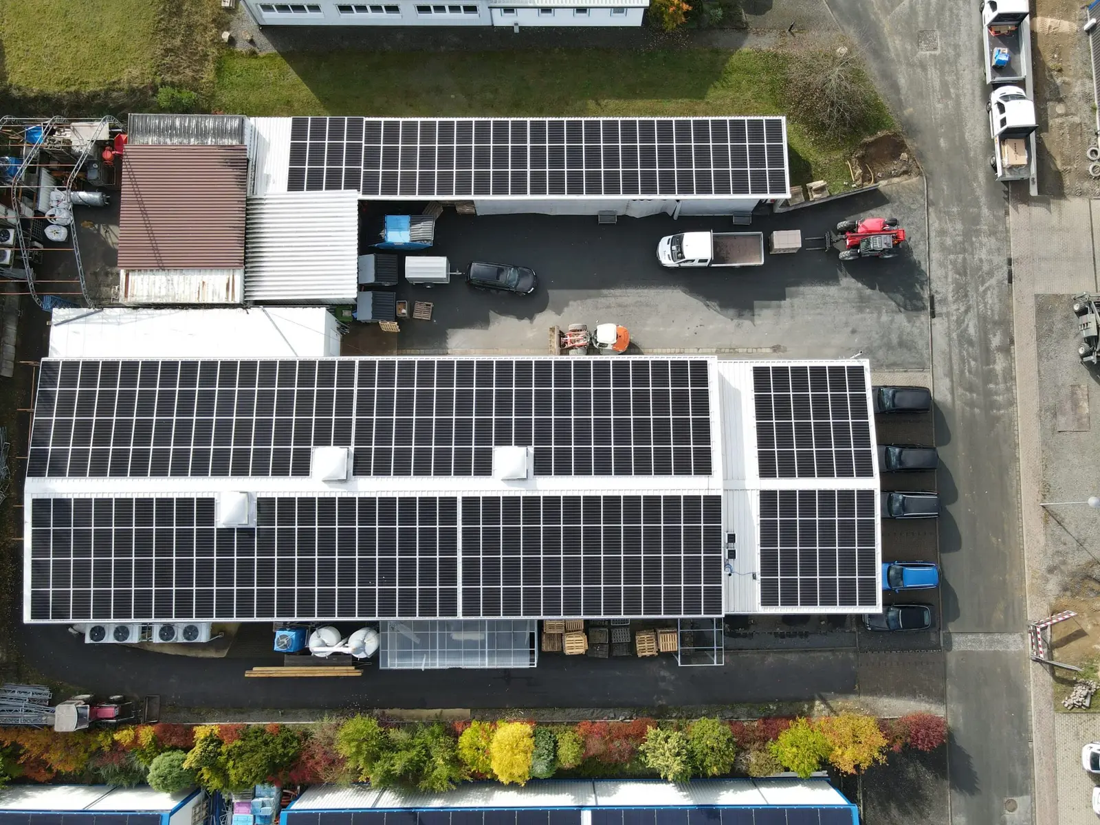 PV-Dachanlage auf einem Gewerbebetrieb mit Hof