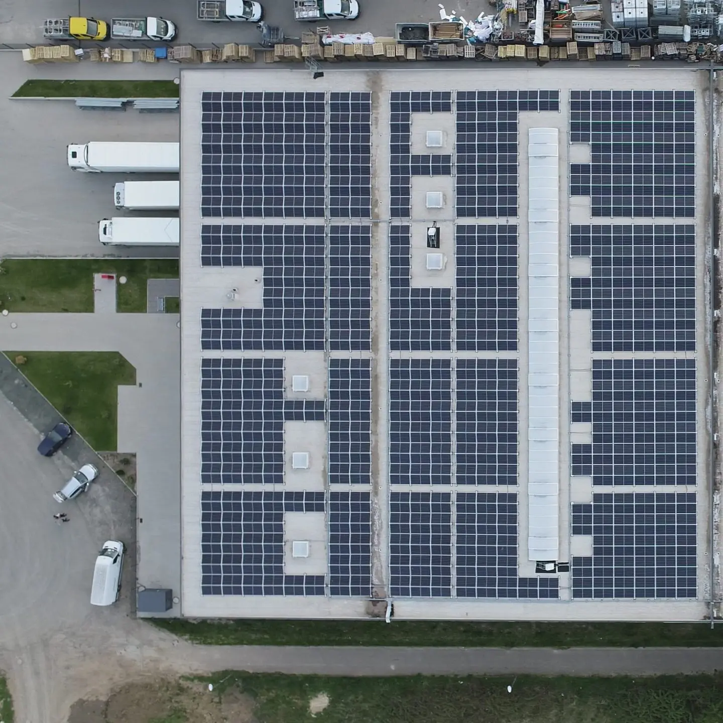 Draufsicht auf eine Logistikhalle mit PV-Anlage
