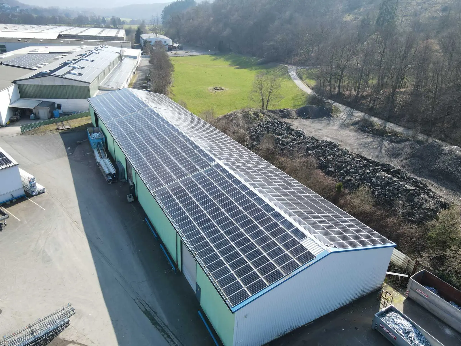PV-Anlage auf einer langen Betriebshalle