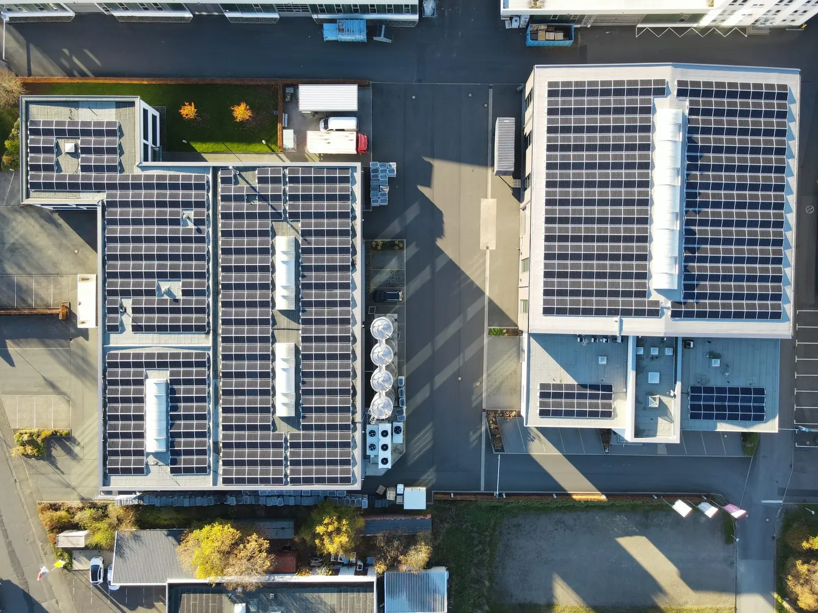 Draufsicht auf PV-Anlagen eines kunststoffverarbeitenden Betriebs